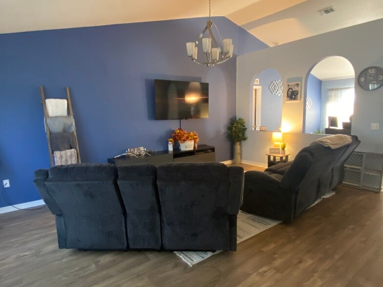 Building Photo - 4600 Tarrega St