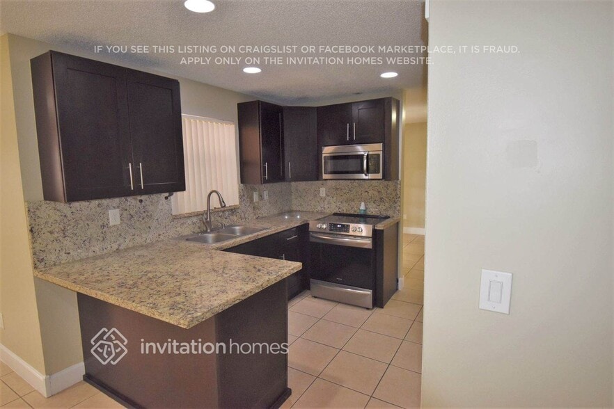 Building Photo - 1411 SW 139th Ave