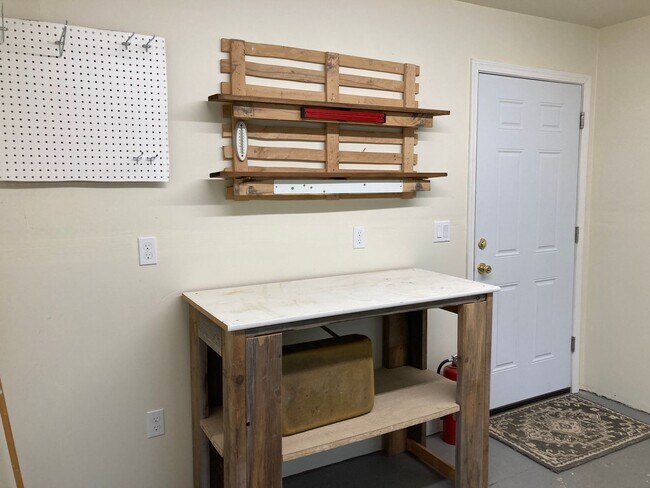 Building Photo - Kennewick Location w/a Country Flare!