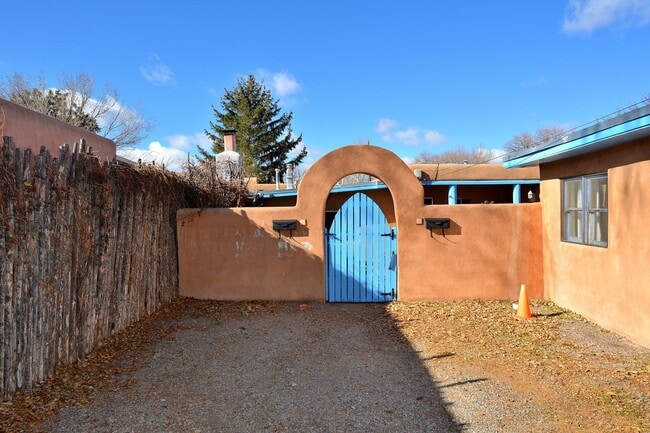 Building Photo - 142 Duran St