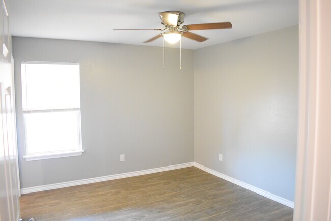 Building Photo - 218 Parrott Dr