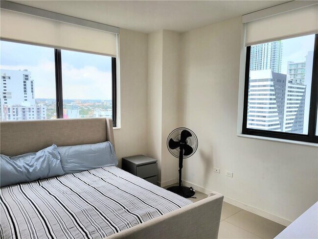 Building Photo - 999 SW 1st Ave