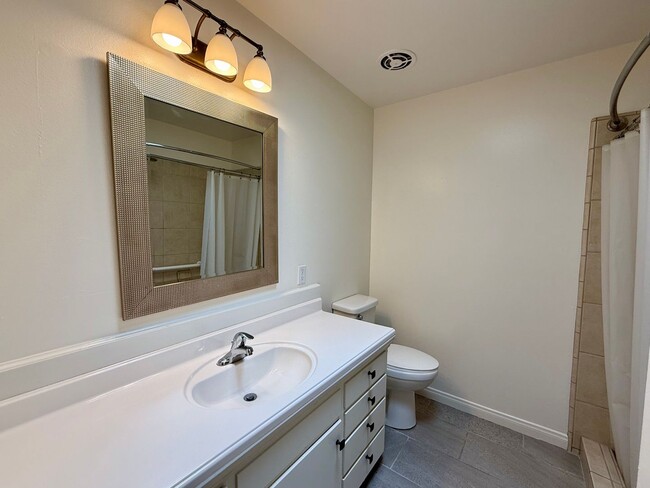 Building Photo - Beautiful 1 Bedroom, 1 Bathroom Condo-Style Home with Garage