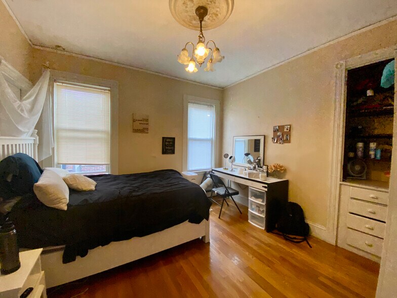 Building Photo - 803 Parker St