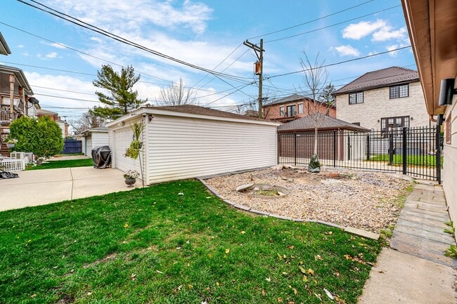 Building Photo - 5740 N Lowell Ave