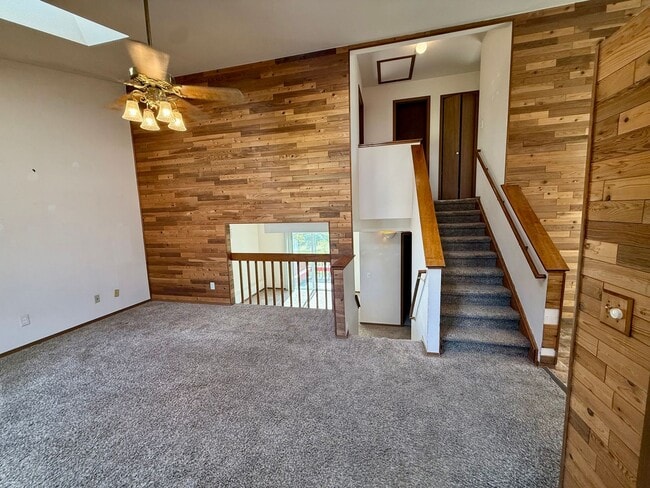 Building Photo - 3 Bedroom 2 Bath Tri Level Home with 2 Car...