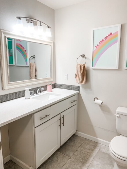 Building Photo - 1903 SE Silktassel Wy