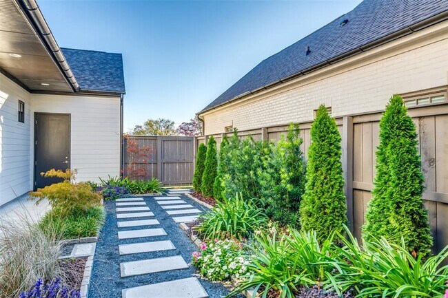 Building Photo - Desirable Hampstead Living!