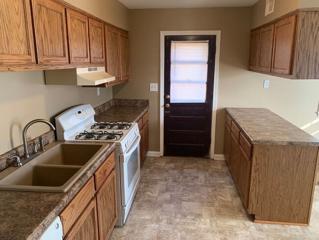 Building Photo - GREAT DUPLEX AVAILABLE NOW