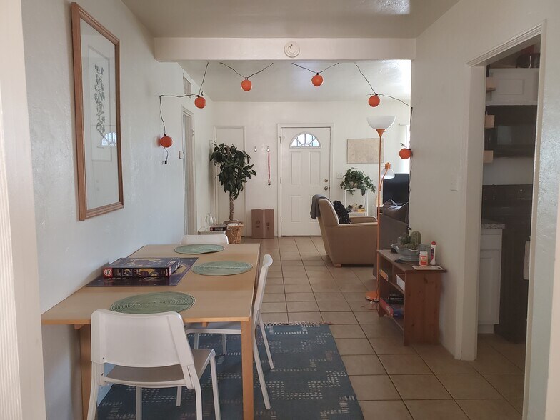 Primary Photo - 1727 E 9th St