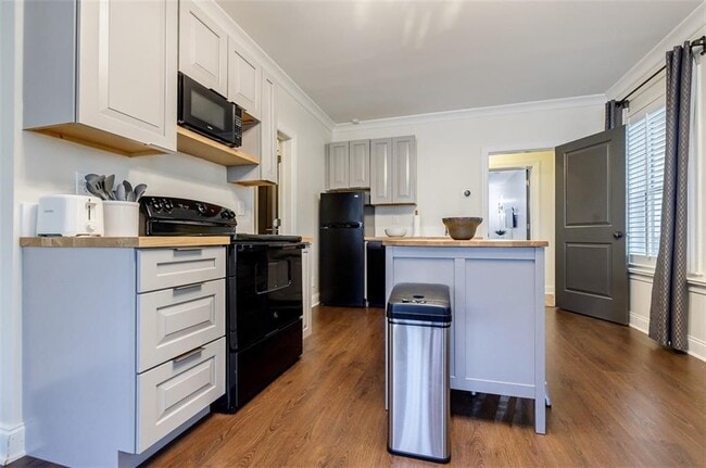 Building Photo - 470 Hamilton St SE