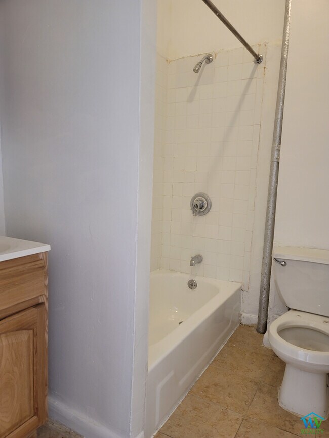 Building Photo - 681 Melrose Ave