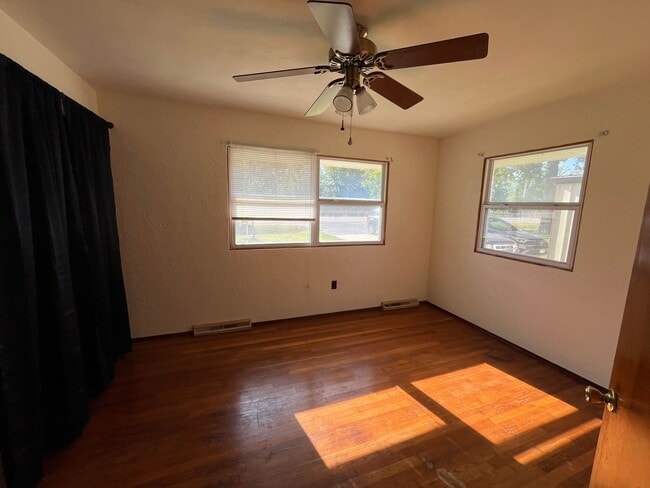 Building Photo - Three bedroom in Godfrey