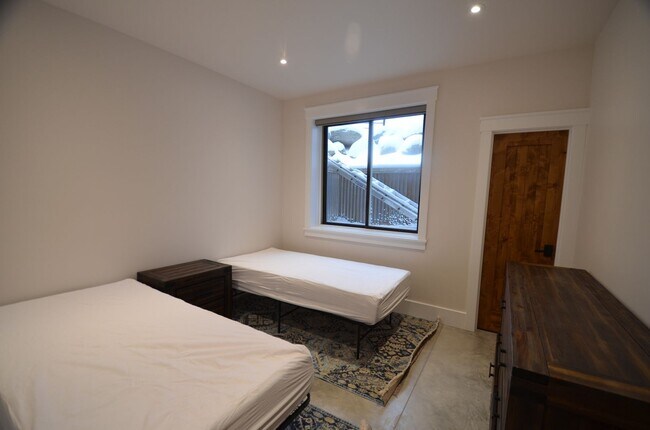 Building Photo - 300 Washington Rd