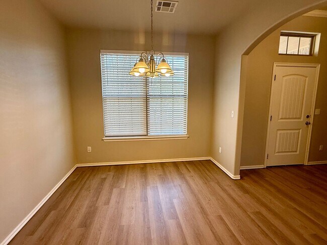 Building Photo - Spacious 4 Bed 2.5 Bath Home! New Flooring and Paint!