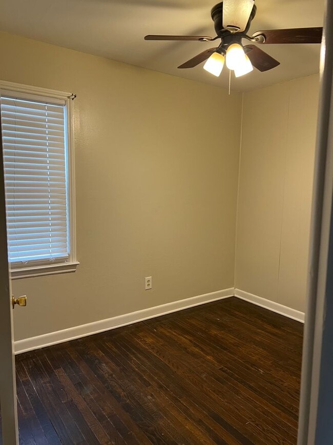 Building Photo - 3 bed 1 bath bungalow with garage and base...