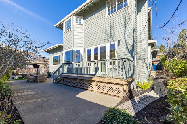 Building Photo - 15 Aaron Dr