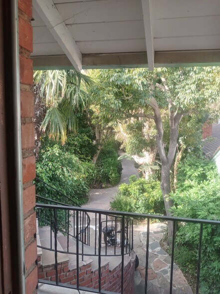 View from unit overlooking leafy courtyard - 2023 Cloverfield Blvd