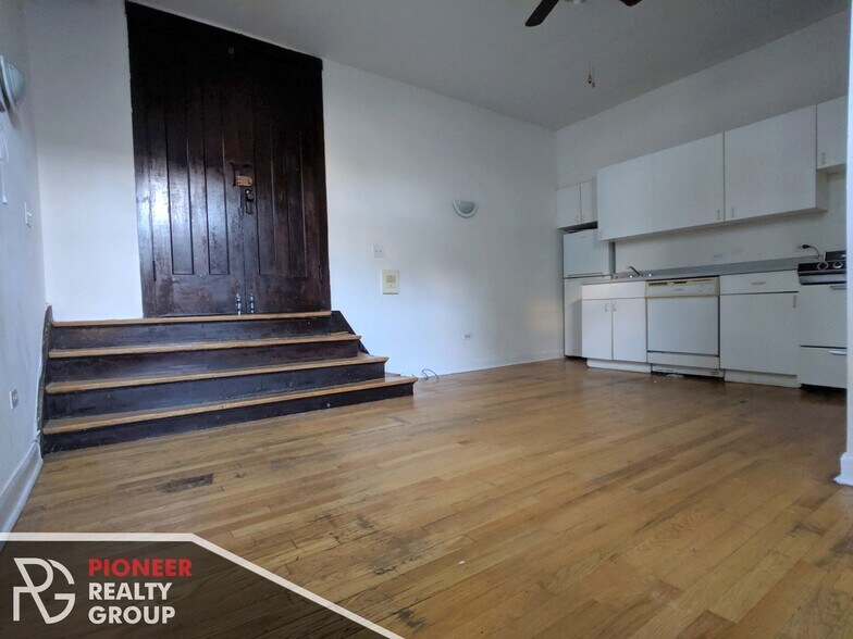 Building Photo - 820 W Waveland Ave
