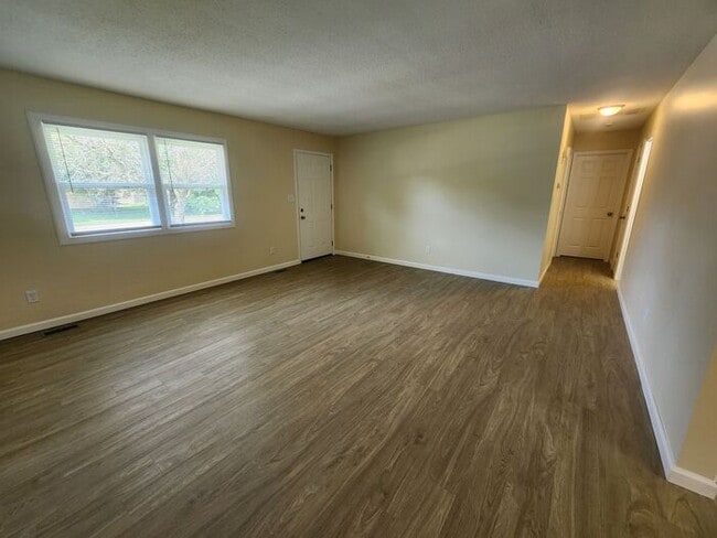 Building Photo - Updated-Pets Welcome-Pay Electric ONLY!