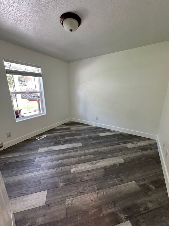 Building Photo - 162 N 2475 W Cir