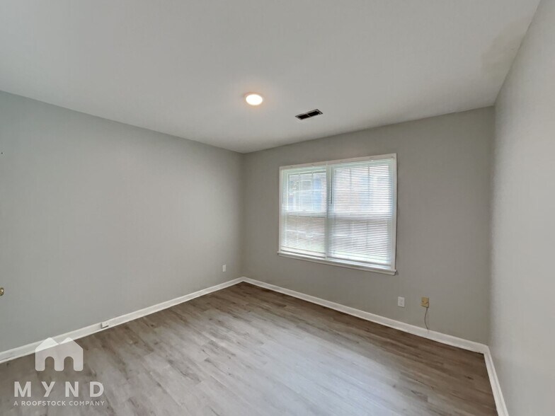 Building Photo - 1305 19th Ave SW