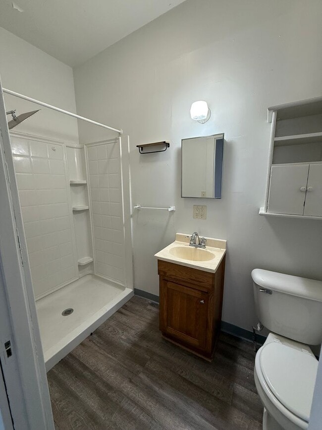 Building Photo - 1 Bedroom, 1 Bathroom House with Detached Garage