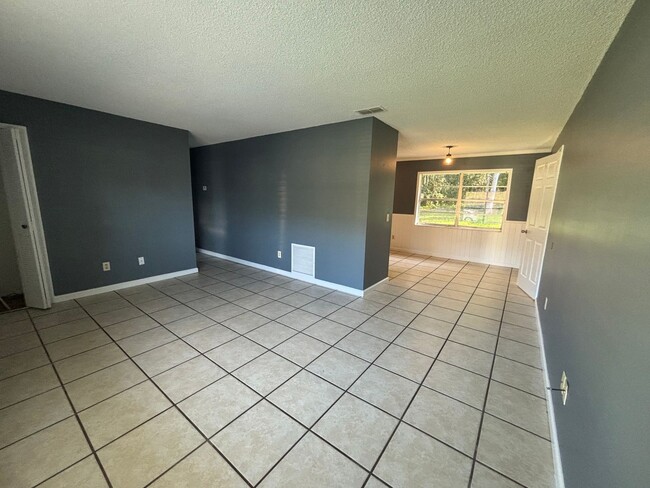 Building Photo - Deltona Lakes, Quaint 3 bed 1 bath