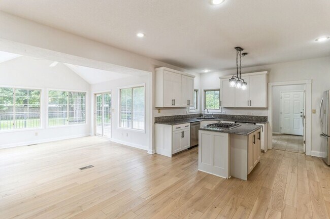 Building Photo - GREAT LOCATION IN COUNTRY CLUB!! 4 Bedroom, 3.5 Bathroom Home in Clive