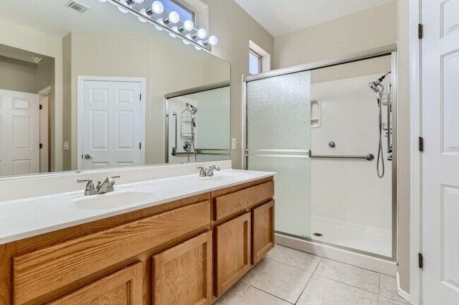 Building Photo - MONROE MODEL!  ALL APPLIANCES INCLUDED, FU...