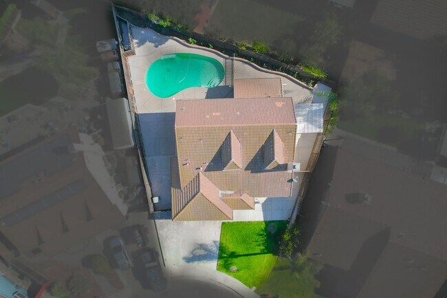 Building Photo - BEAUTIFUL 4 BEDROOM HOME WITH SWIMMING POOL!