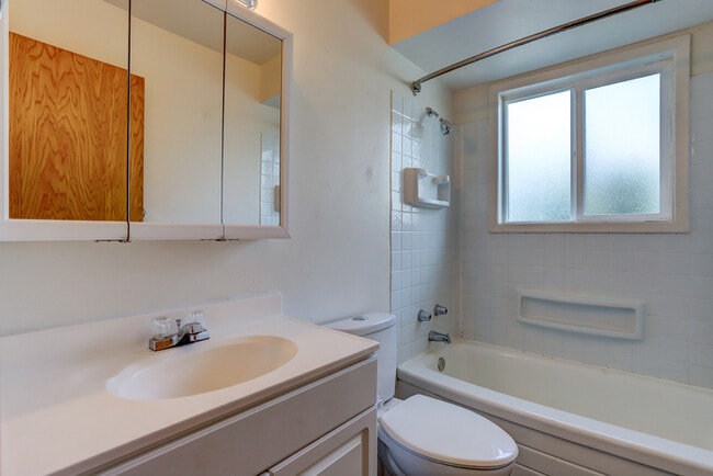 Building Photo - Perfect 2 Bedroom 1 Bath in the heart of T...
