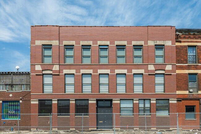 Building Photo - 2122 W Grand Ave