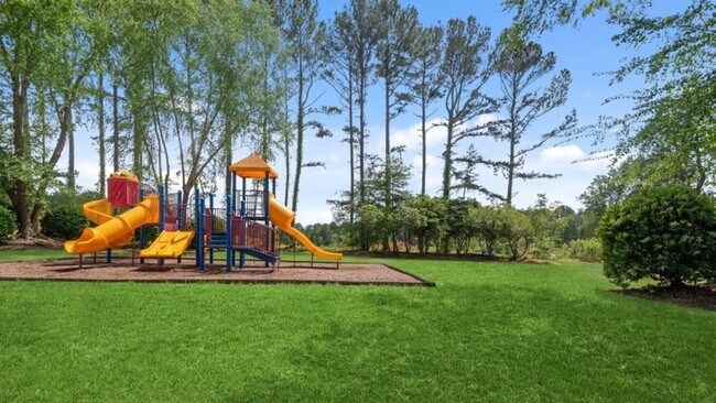 Building Photo - 6615 The Lakes Dr