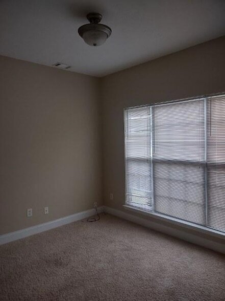 Building Photo - 2919 Aylesbury Dr