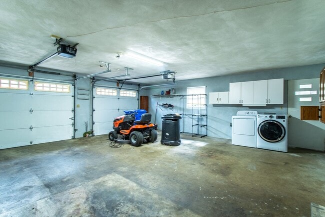 Building Photo - Convenient to Downtown Brevard