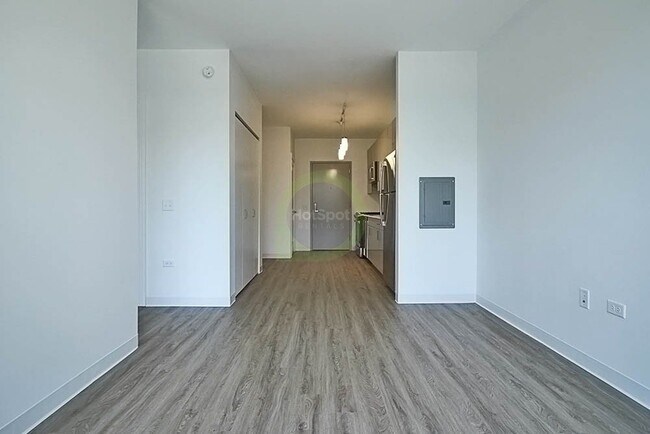 Building Photo - 809 W Van Buren St