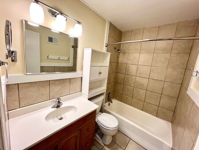 Building Photo - Centrally Located Single Famliy Home!