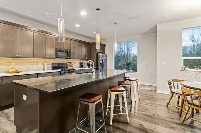 Building Photo - Available 4BR/4BATH Modern Home near Ash C...