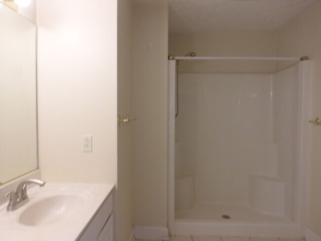 Building Photo - 4 bedroom 3 bath Townhouse