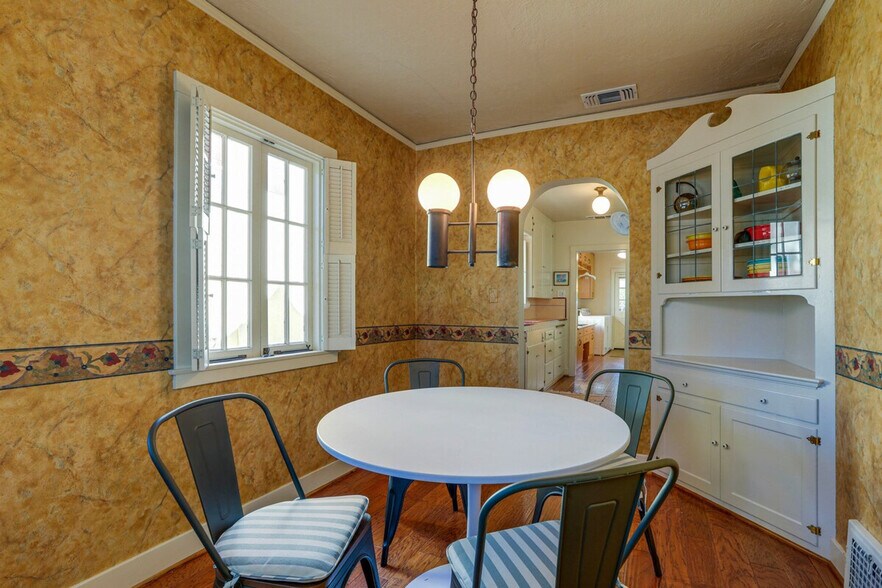 Building Photo - 2627 Land Park Dr