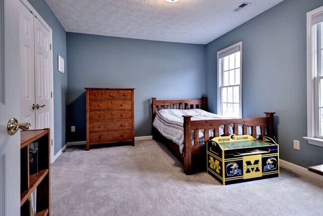 Building Photo - Spacious and Updated Yorktown Home