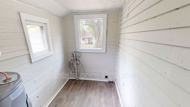 Building Photo - 579 Saxon Ave