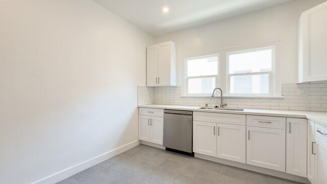 Building Photo - 246 S Sycamore Ave
