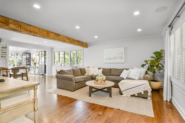 Building Photo - 685 Barrymore Ln