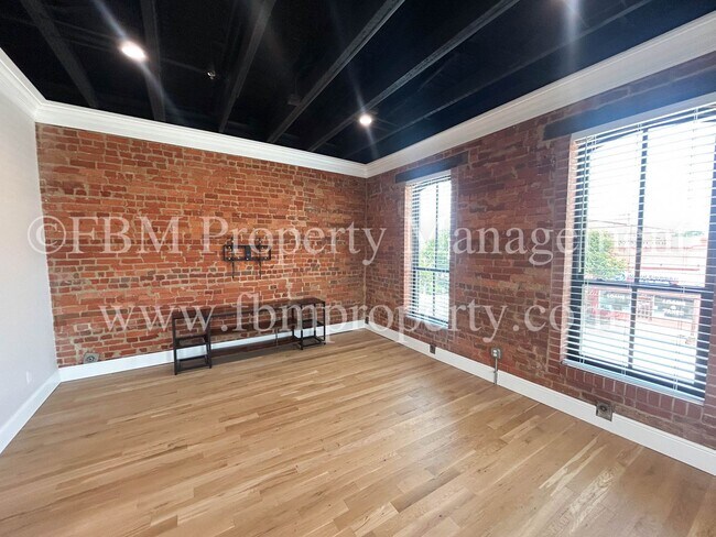 Building Photo - 111 W Ennis Ave