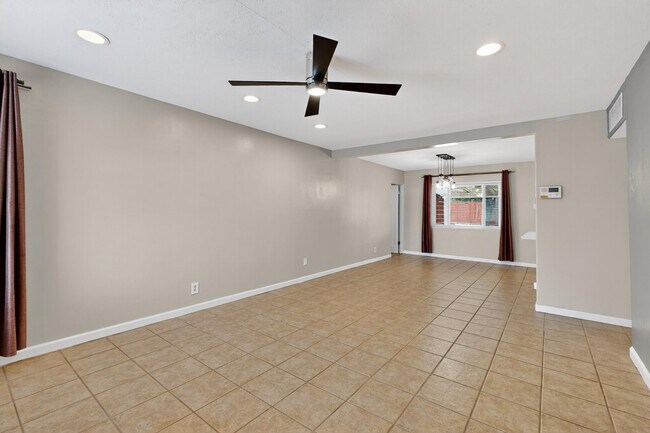 Building Photo - 2020 Hendola Dr NE