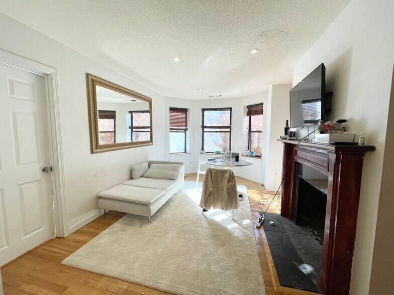 Building Photo - 73 Gainsborough St