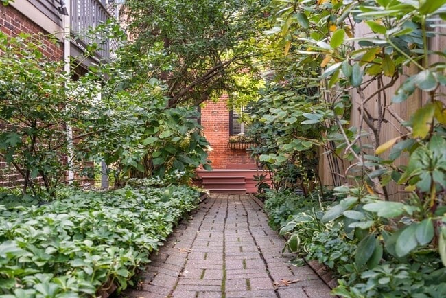 Building Photo - 9R Salem St Ave