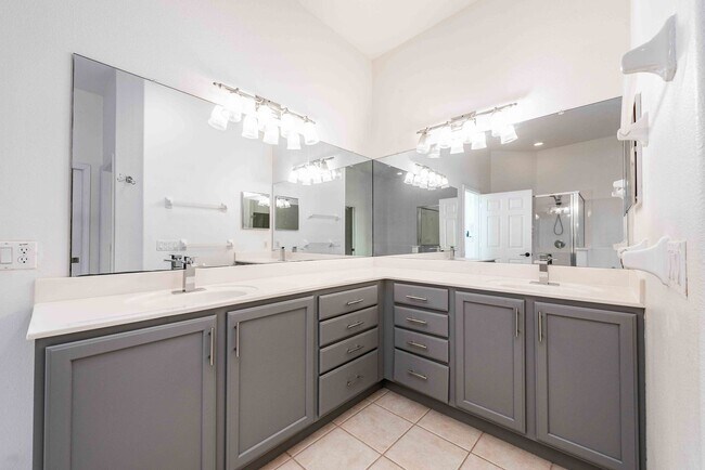 Building Photo - St. Cloud 4 Bedroom, 4 Bathroom Pool Home with Lake View